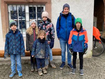 Gruppe 9: Tobias, Sem, Yaron, Talitha, Ela, Micaiah Gruppe 9: Tobias, Sem, Yaron, Talitha, Ela, Micaiah