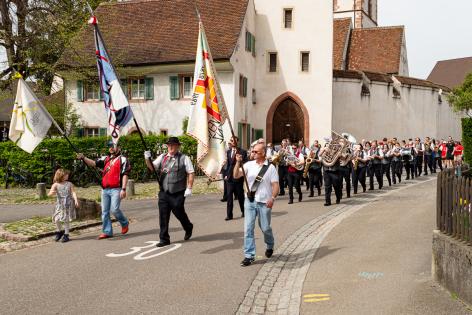 Einmarsch mit Fahnen, Musik … Einmarsch mit Fahnen, Musik …